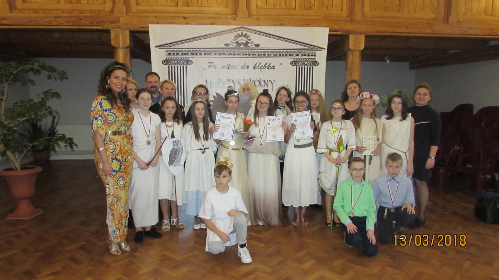 Grupowe zdjęcie uczestników z nauczycielami