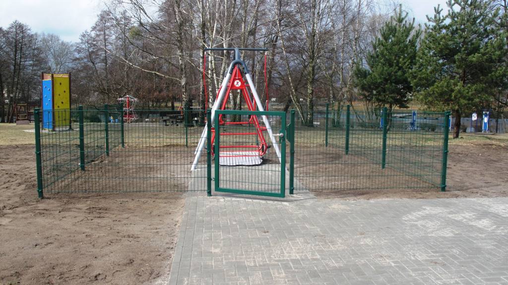 Huśtawka została ogrodzona