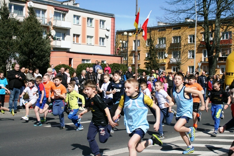 Powiększ zdjęcie. Grupa chłopców biegnie