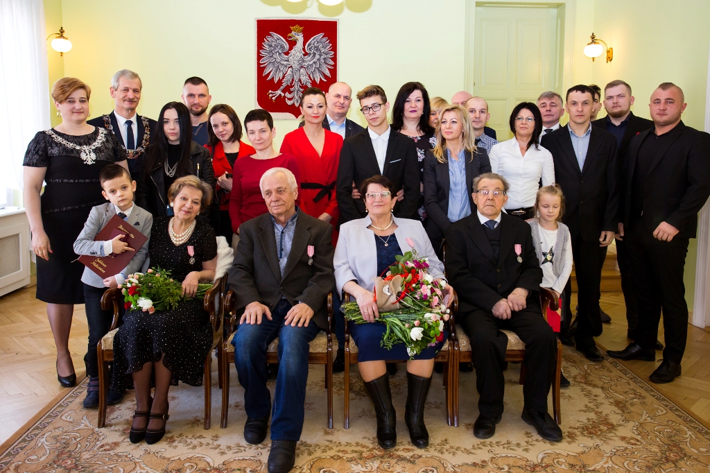 Powiększ zdjęcie Malżeństwa obchodzące jubileusze wraz z rodzinami 