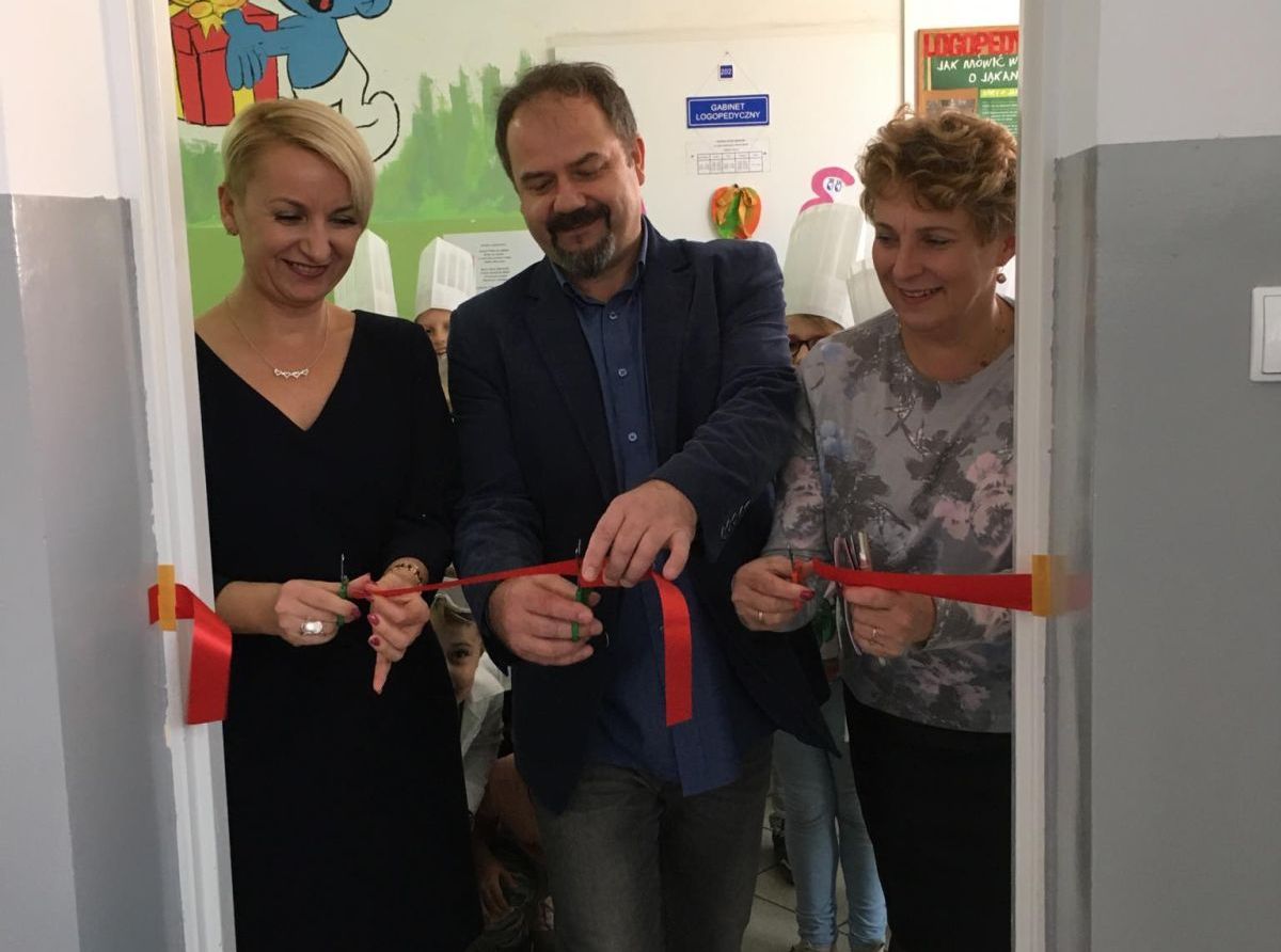 Powiększ zdjęcie. Dyrektor (w środku) i wicedyrektorki dokonały przecięcia wstęgi