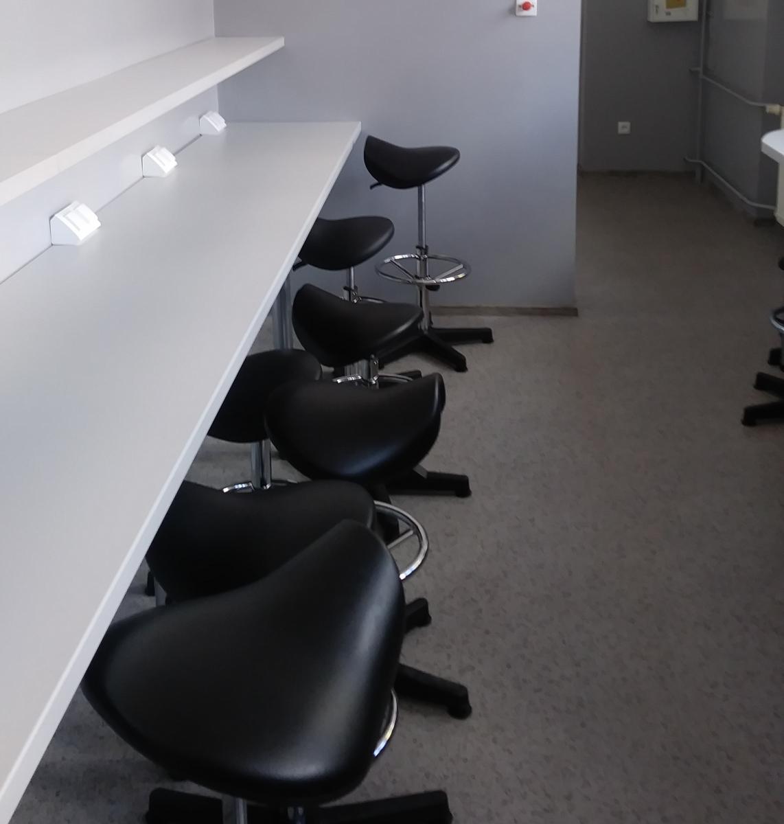 Powiększ zdjęcie. Laboratorium w SP 3 Dębno - blaty i krzesła