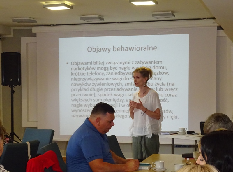 Powiększ zdjęcie. Prowadząca szkolenie