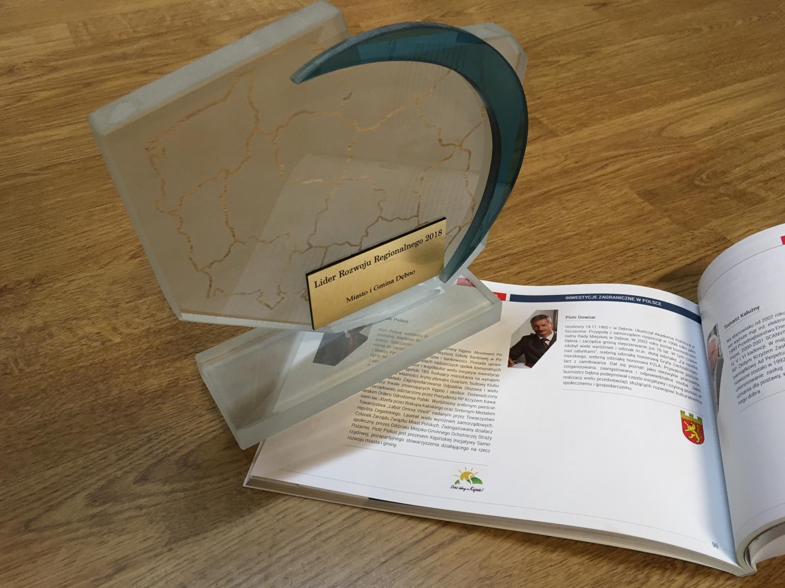 Powiększ zdjęcie. Statuetka i katalog