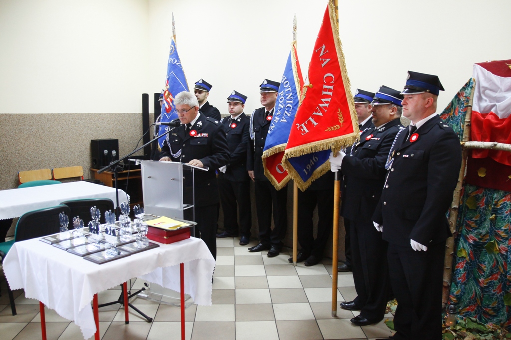 Powiększ zdjęcie. Przemawia T. Nowak, z tyłu druhowie