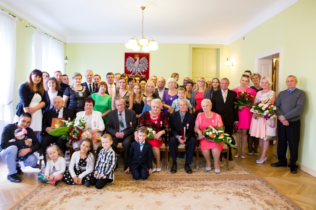 Powiększ zdjęcie. Wspólne zdjęcie wszystkih jubilatów z rodziną