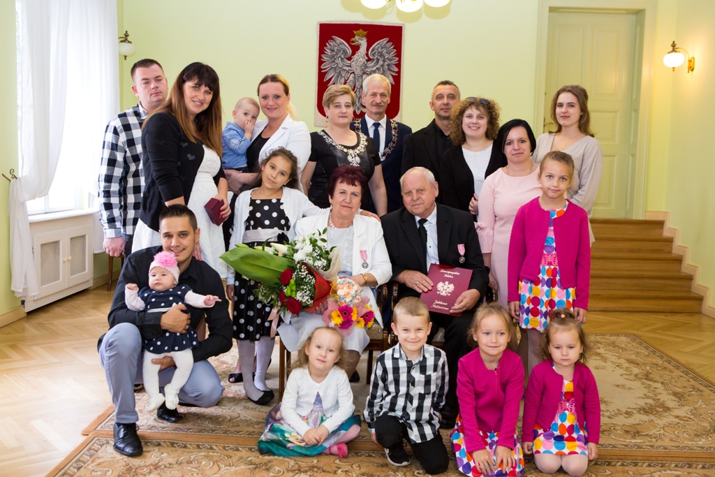 Państwo Lilianna i Czesław  LESIUKOWIE z rodziną