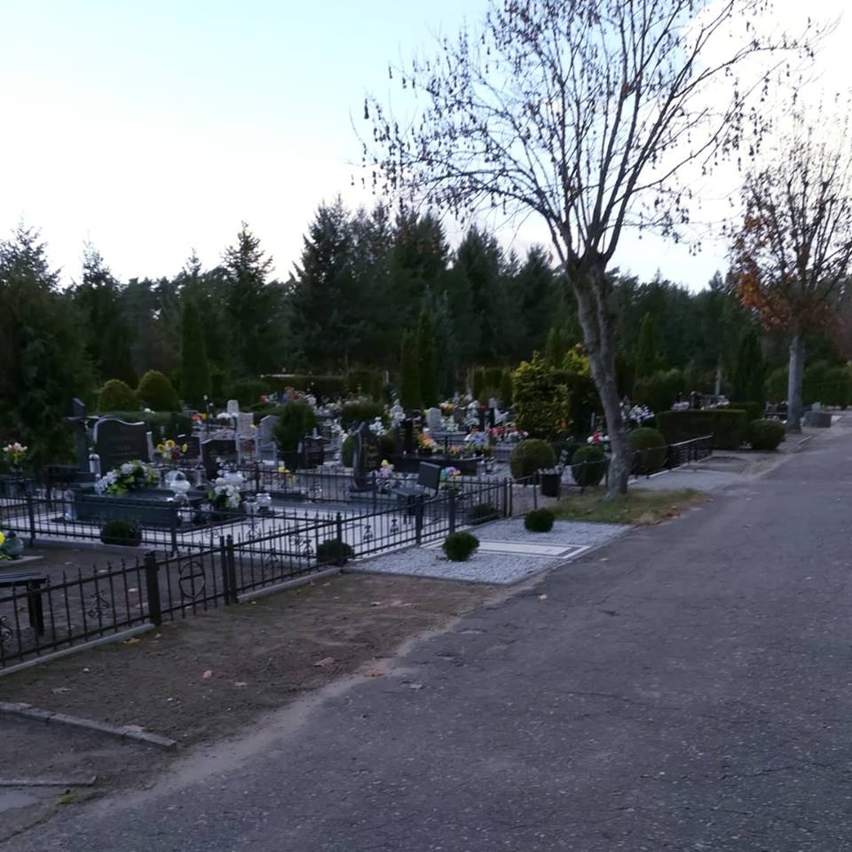 Powiększ zdjęcie. Cmentarz 