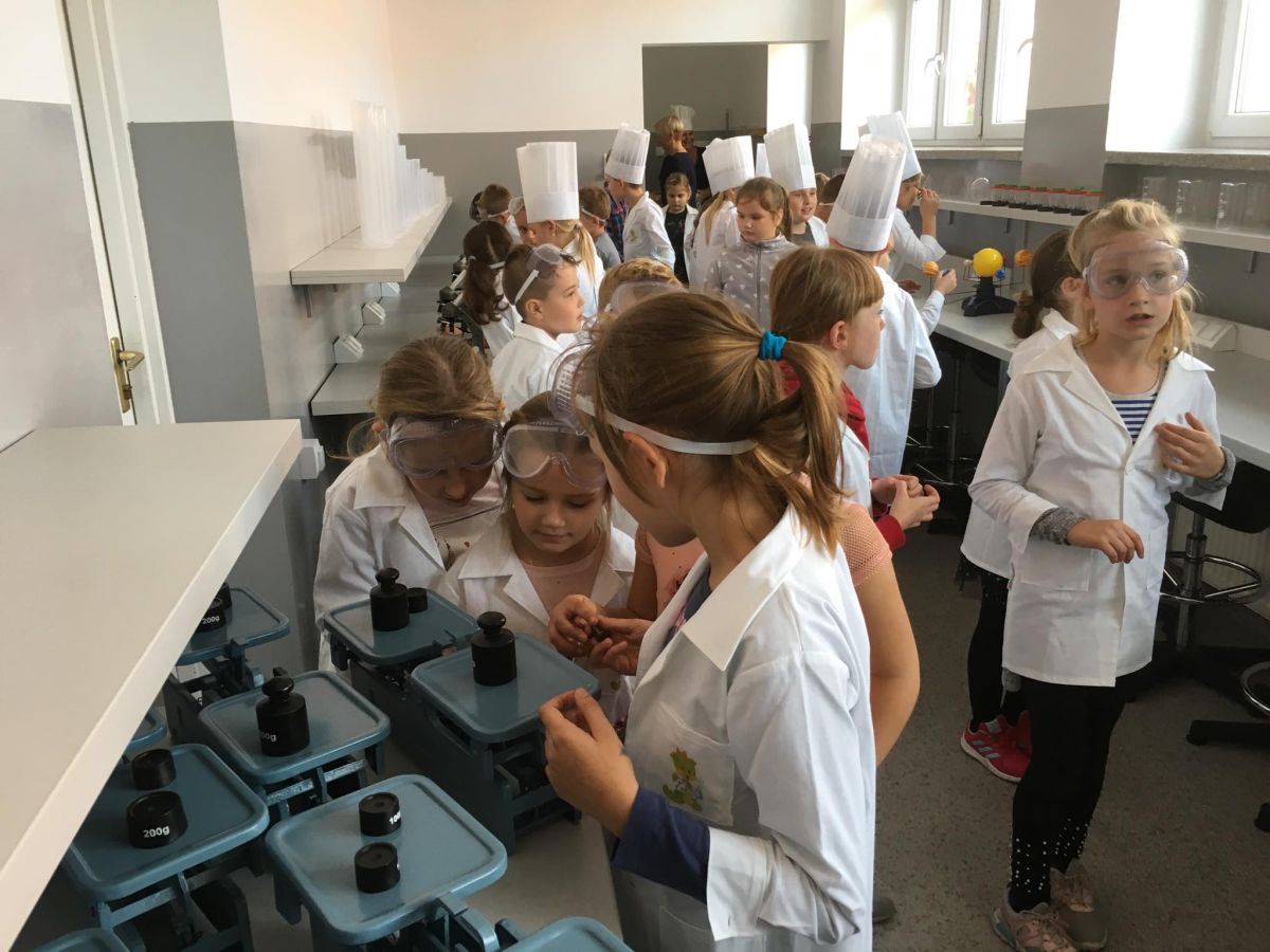 Uczniwoie w laboratorium