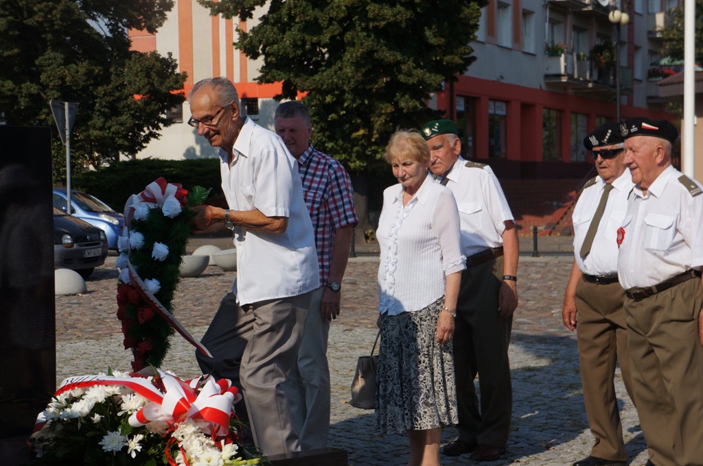 Przedstawicile kombatantów skąłdają wiązankę kwiatów