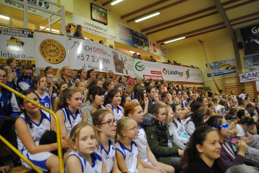 uczennice z SP 1 na widowni w Gorzowie