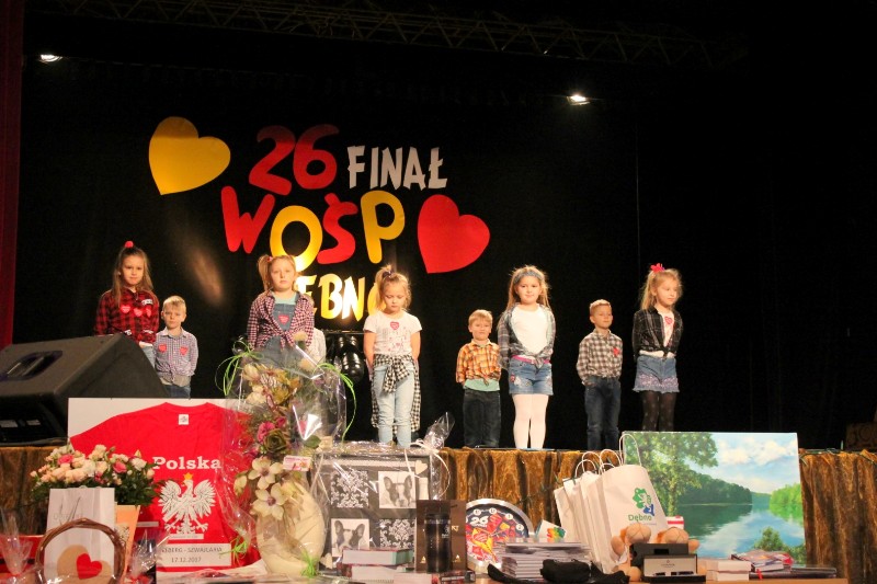 Powiększ zdjęcie. Na scenie dzieci z Przedszkola nr 2 w Dębnie