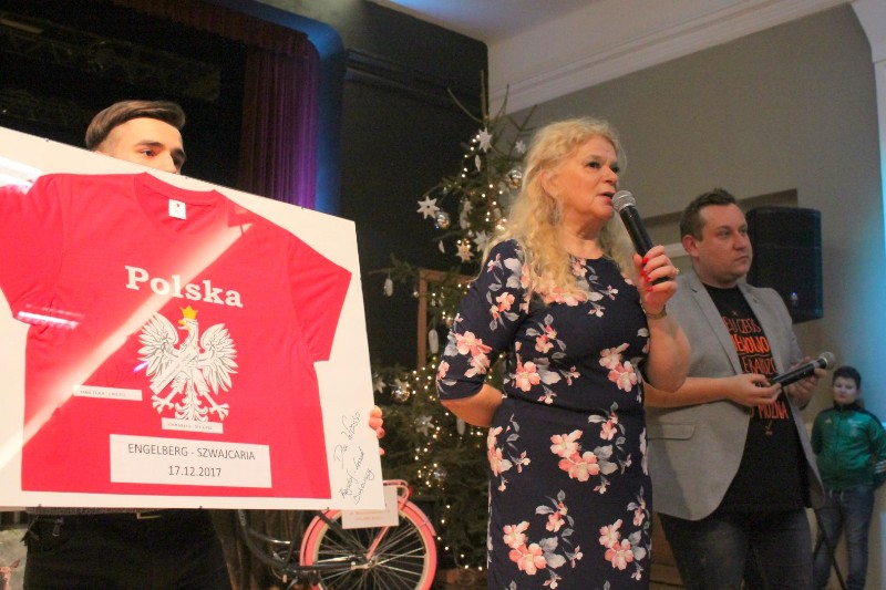 Mozna było wylicytować koszulkę z autografami Kamila Stocha, Adama Małysza i Stefana Horngachera