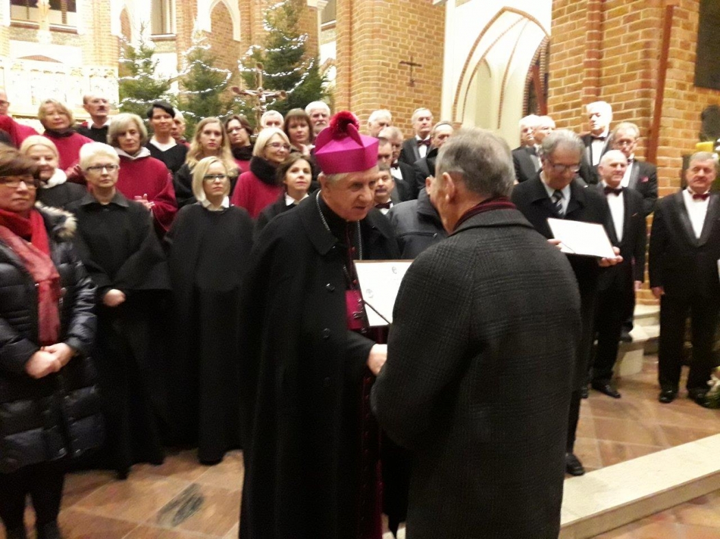 Powiększ zdjęcie. Arcybiskup Andrzej Dzięga wręcza dyplom A. Dąbrowskiemu. Fot. www.szczecin.kuria.pl