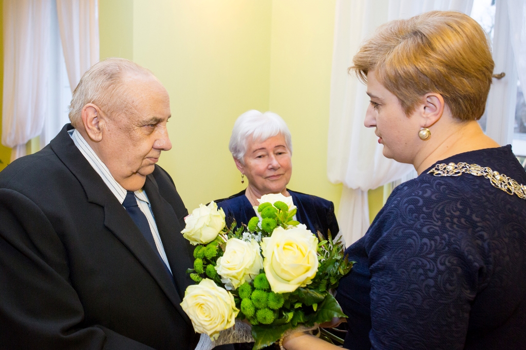 Kierownik USC Maria Zając składa gratulacje i kwiaty Marii i Edwardowi Haftarczukom
