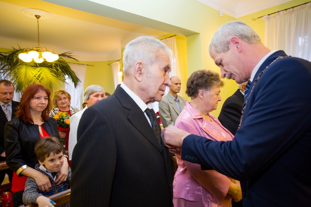 Burmistrz Dębna Piotr Downar odznacza medalami Genowefę i Zbigniewa  Rysz   