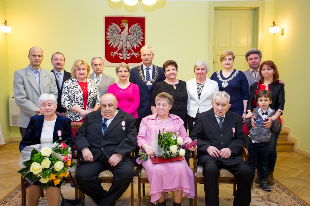 Powiększ zdjęcie. Pamiątkowe zdjęcie jubilatów z rodzinami