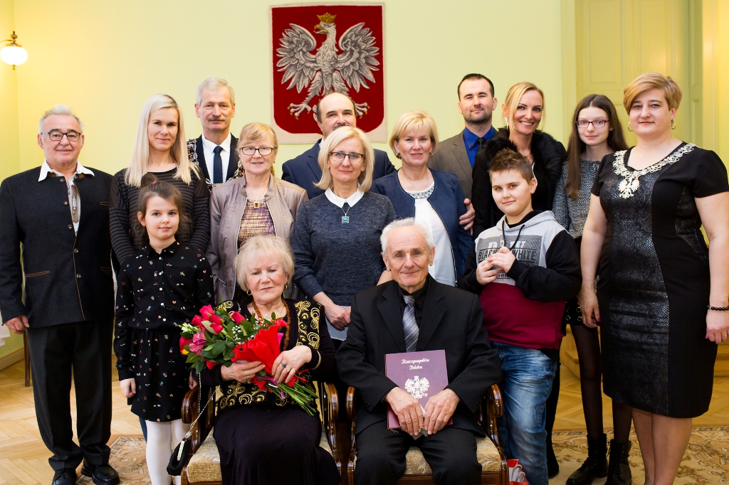 Powiększ zdjęcie. Wspólne zdjecie rodzinne, na środku Gabriela i Michał Lipkowie