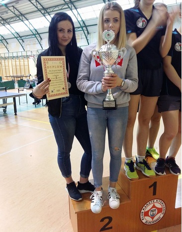 Powiększ zdjęcie. Dziewczeta na podium