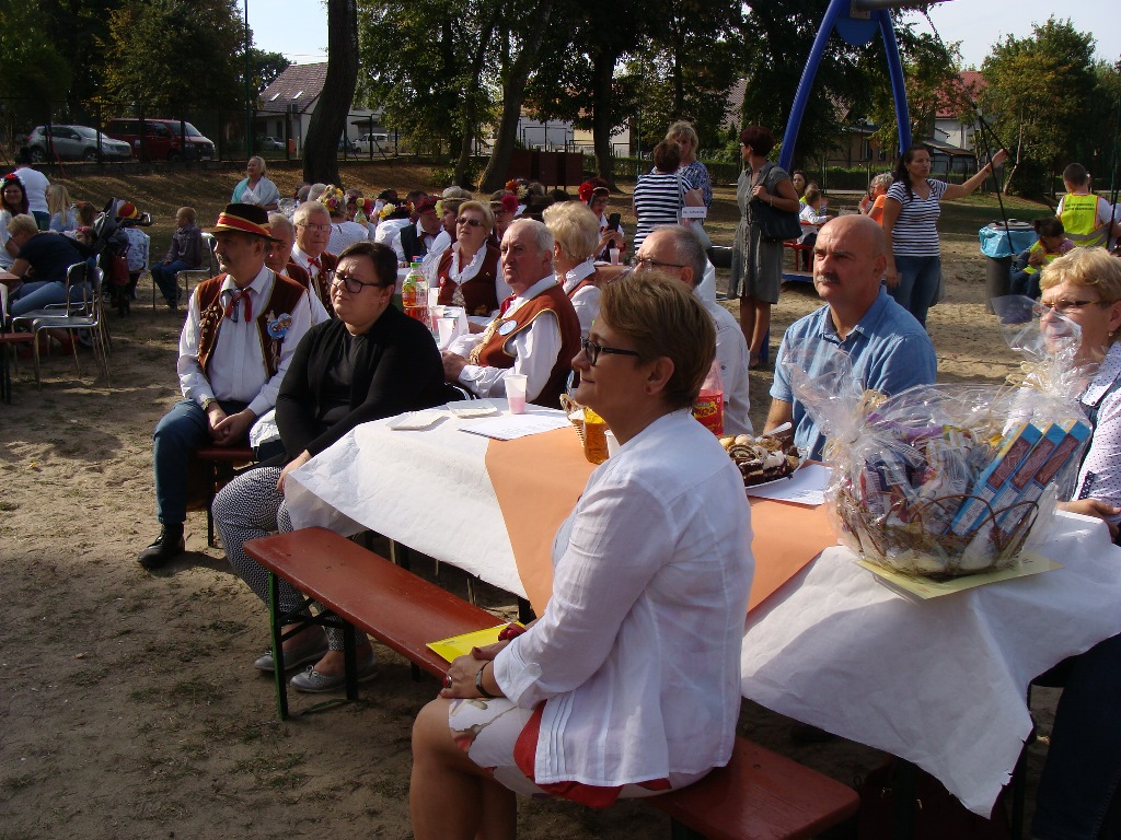 Powiększ zdjęcie. Biesiada odbyła się na plaży z udziałem władz samorządowych