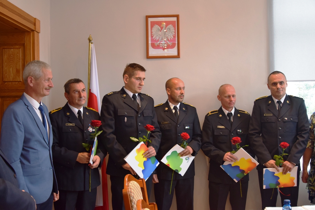 Powiększ zdjęcie. Od lewej burmistrz P. Downar i strażacy myśliborscy
