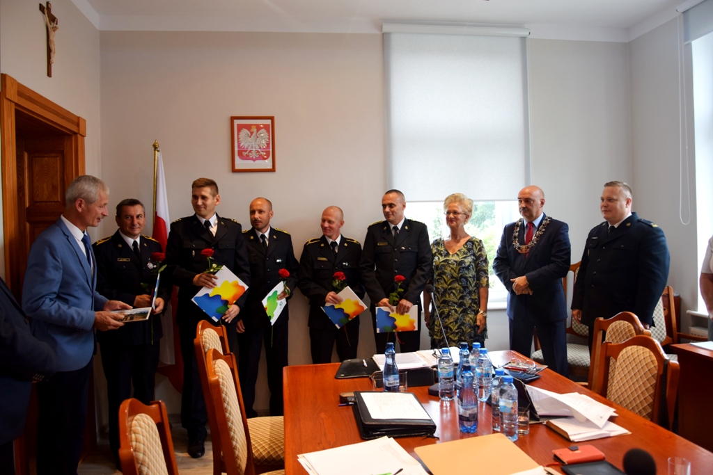 Od lewej: P. Downar, strażacy myśliborscy, K. Zioła, P. Chrobak, komendant PSP Myślibórz