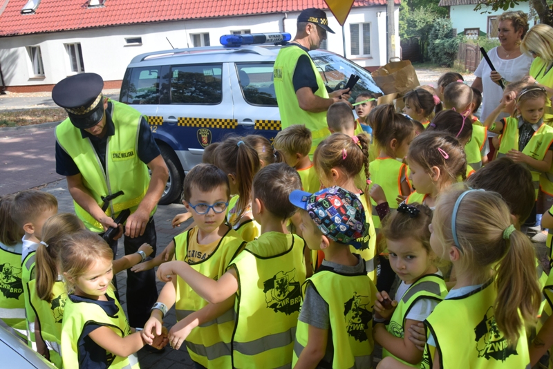 Powiększ zdjęcie. Strażnicy przedszkolakom rozdali odblaskowe opaski