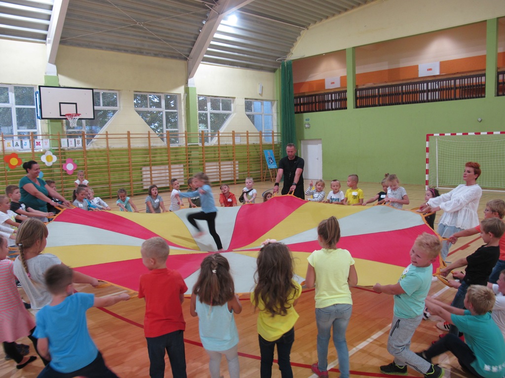 Powiększ zdjęcie. Zabawy z chustą animacyjną