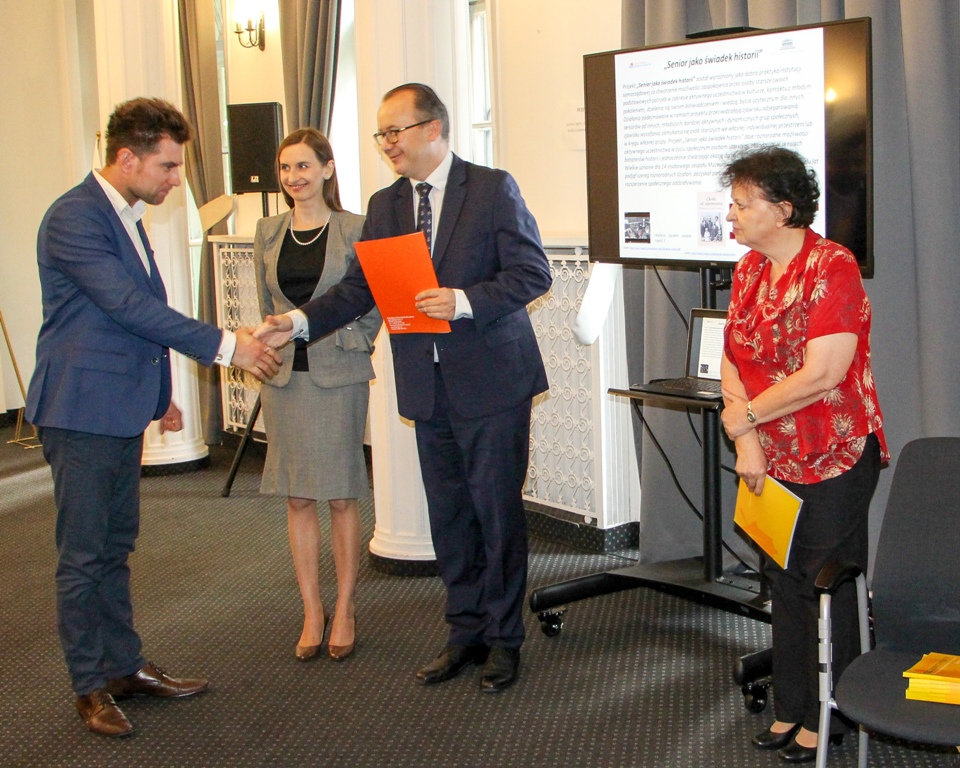 Wyróżnienie z rąk Rzecznik praw Obywatelskich odbiera wiceprezes fundacji – Andrzej Ulhurski.