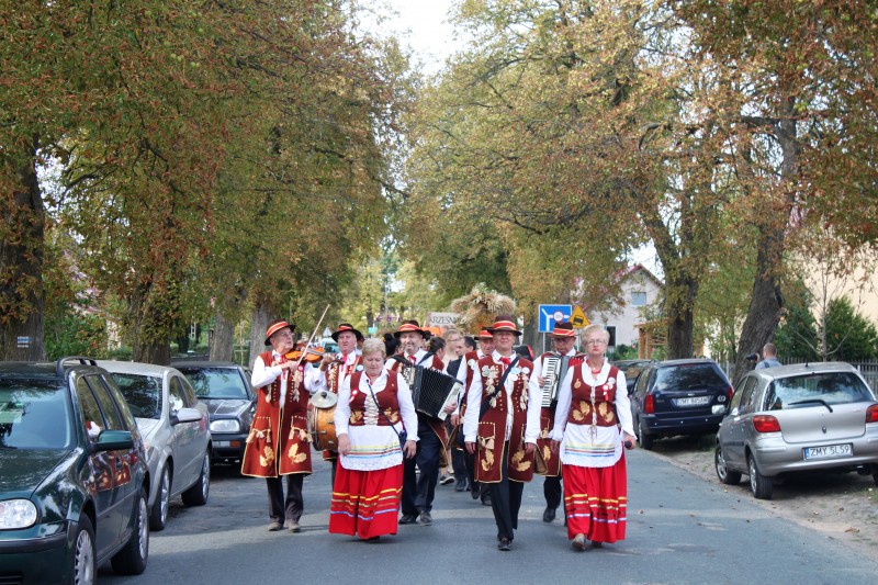 Powiększ zdjęcie. Korowód dożynkowy