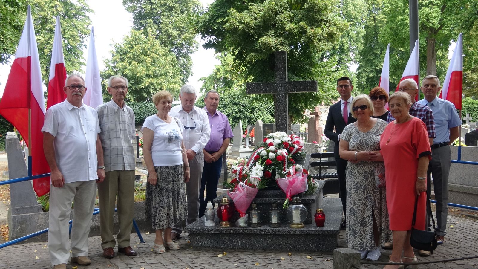 Zdjęcie grobu nieznanego żołnierza i uczestnicy uroczystośći