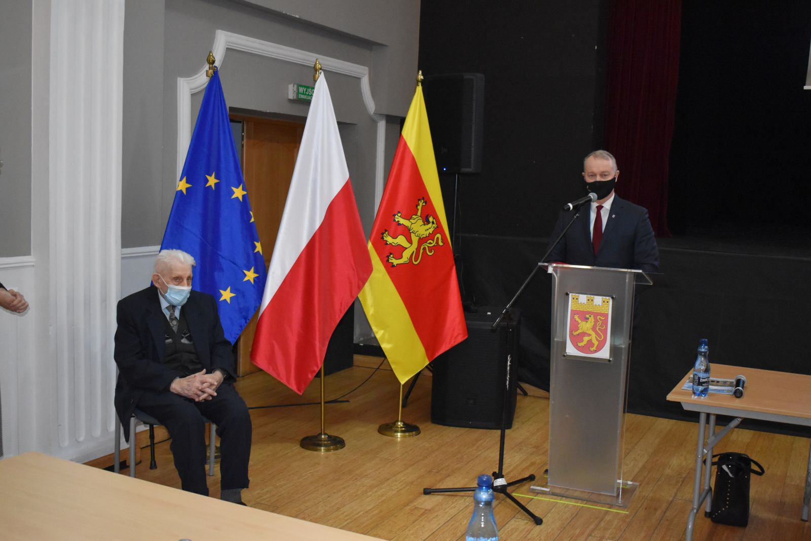 Wicemarszałek przemawia podczas sesji