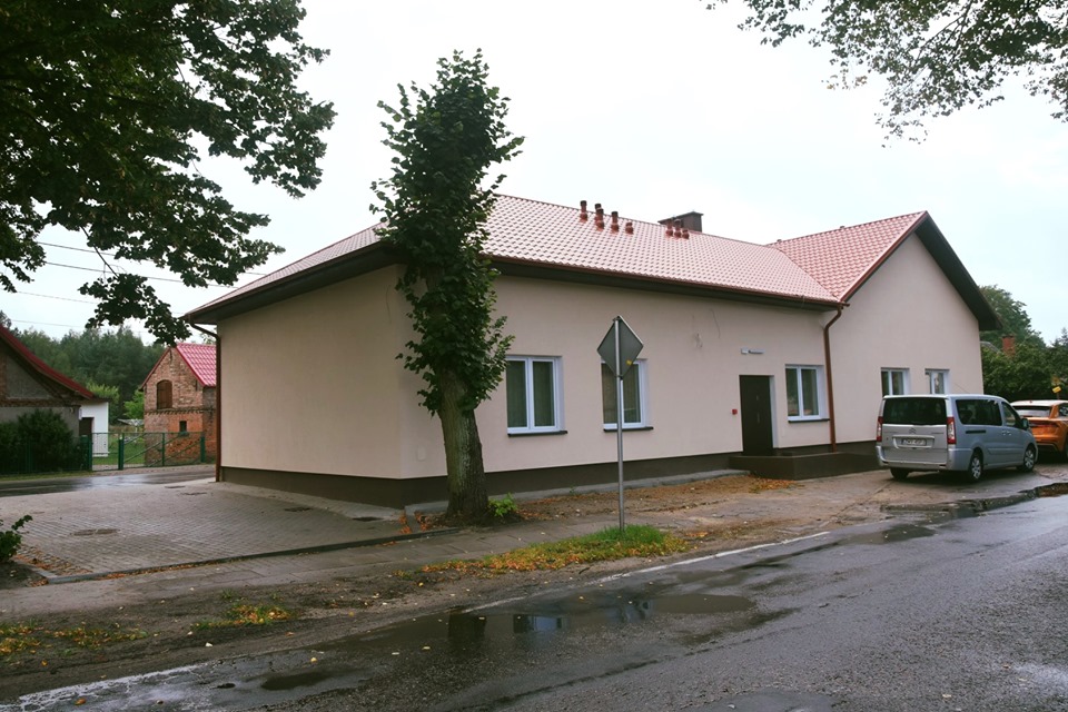 Powiększ zdjęcie. Rozbudowany budynek remizy