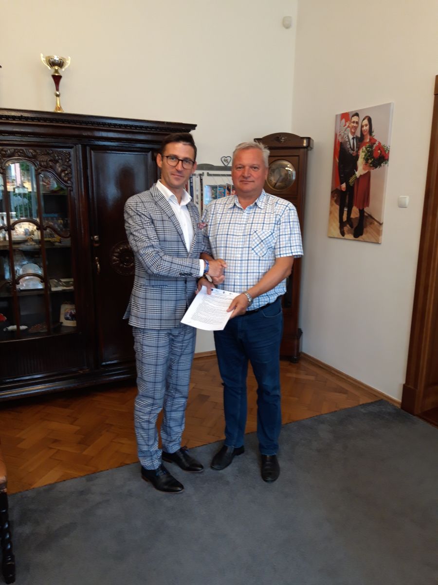Burmistrz Dębna i właściciel firmy STB Sp. z o.o. podają sobie ręce