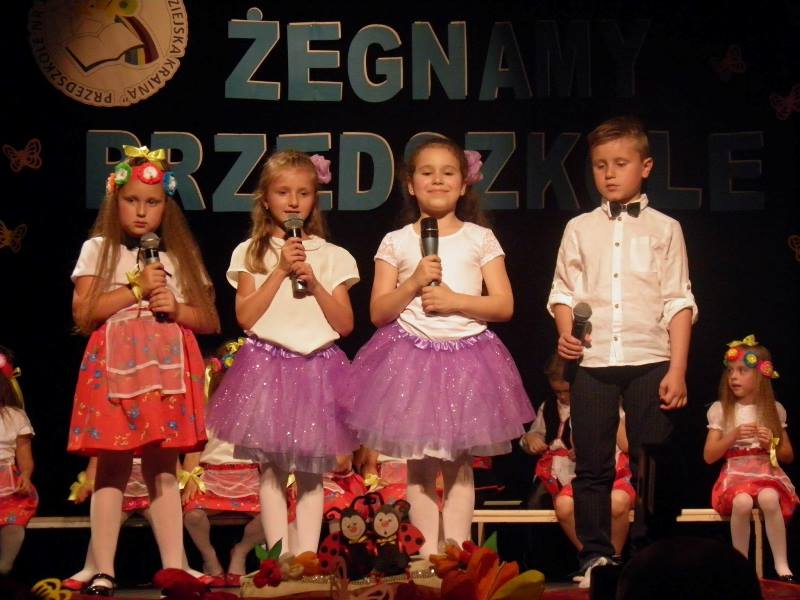 Dziecipodczas występów (link prowadzi do powiększonej wersji zdjęcia)