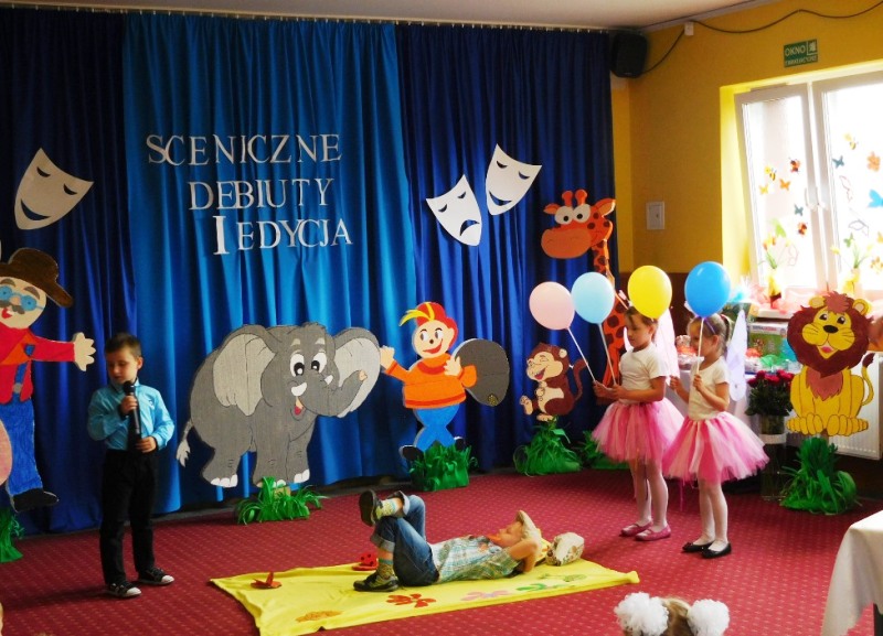 Występ dzieci (link prowadzi do powiększonej wersji zdjęcia)