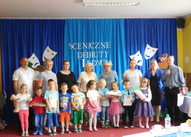 Laureaci konkursu z opiekunami i jury
