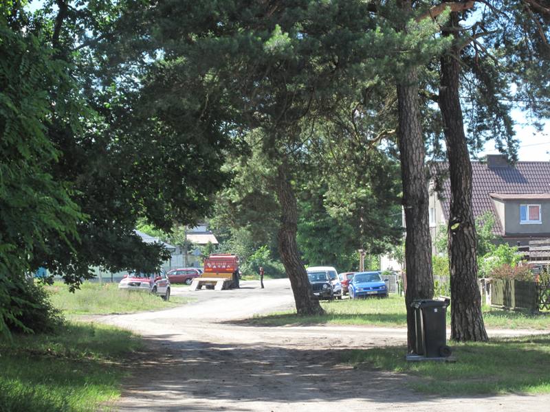 Widok na ulicę Demokracji. Tu postawnie nowa droga. (link prowadzi do powiększonej wersji zdjęcia)