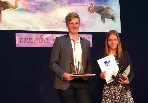 Bartosz Woltman  i Hanna Maciocha odbierają nagrody (link prowadzi do powiększonej wersji zdjęcia)