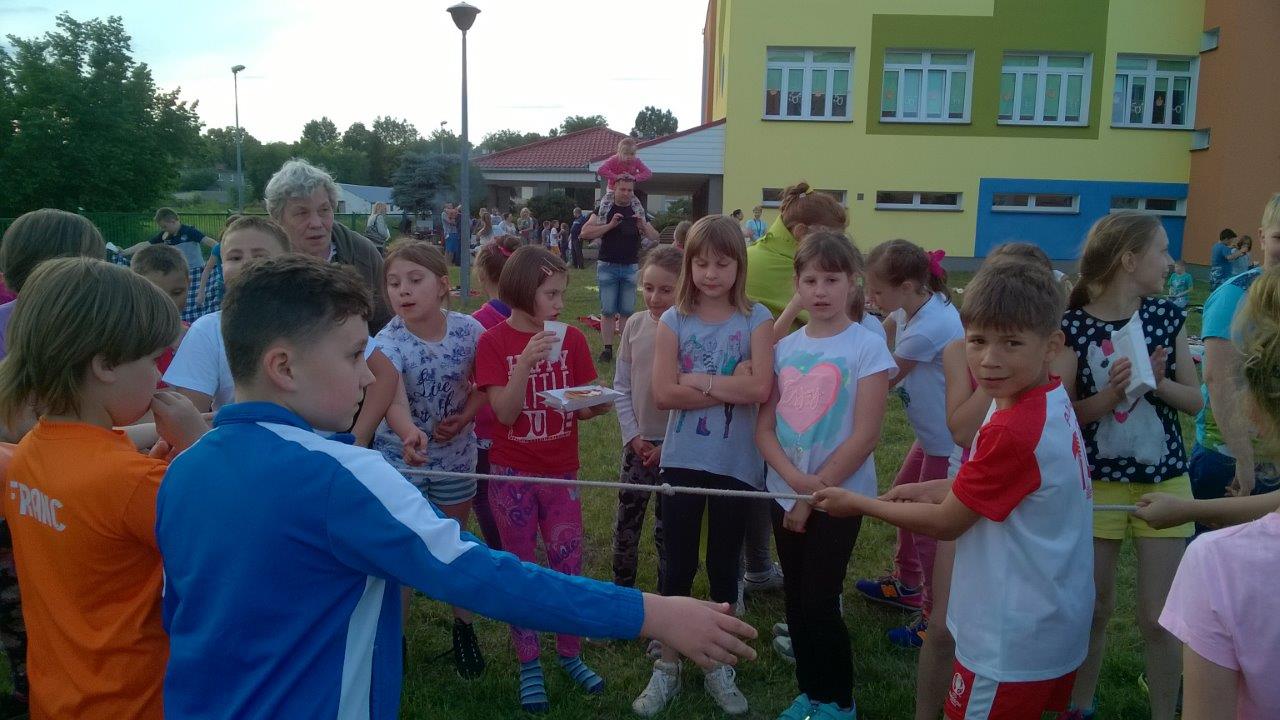 Przeciąganie liny (link prowadzi do powiększonej wersji zdjęcia)