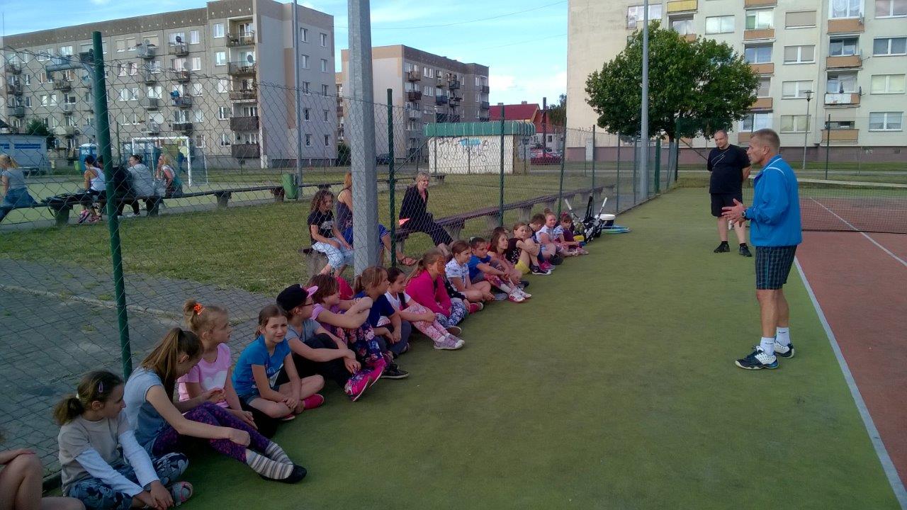 Uczniowie na boisku sportowym
