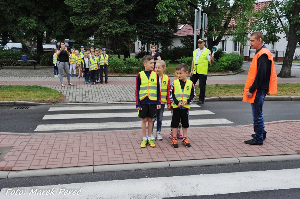 Uczniwoie przechodzą przez pasy (link prowadzi do powiększonej wersji zdjęcia)