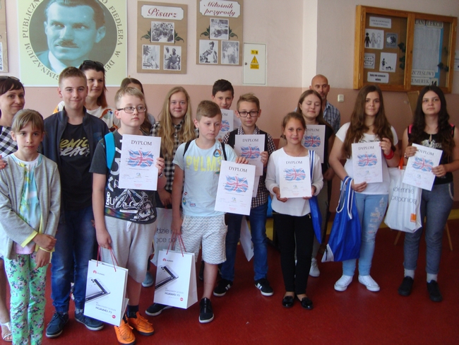 Zdjęcie grupowe uczestników i opiekunów i organizatorów