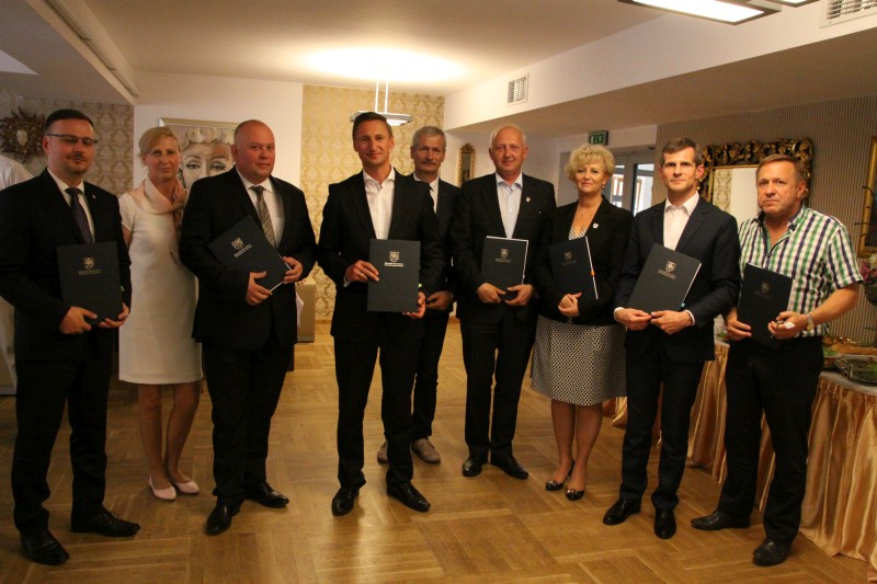 Grupowe zdjęcie włodarzy gmin i powiatu