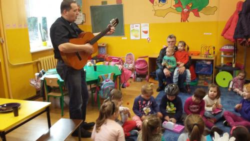 Dzieci śpiewają a ksiądz gra na gitarze (link prowadzi do powiększonej wersji zdjęcia)