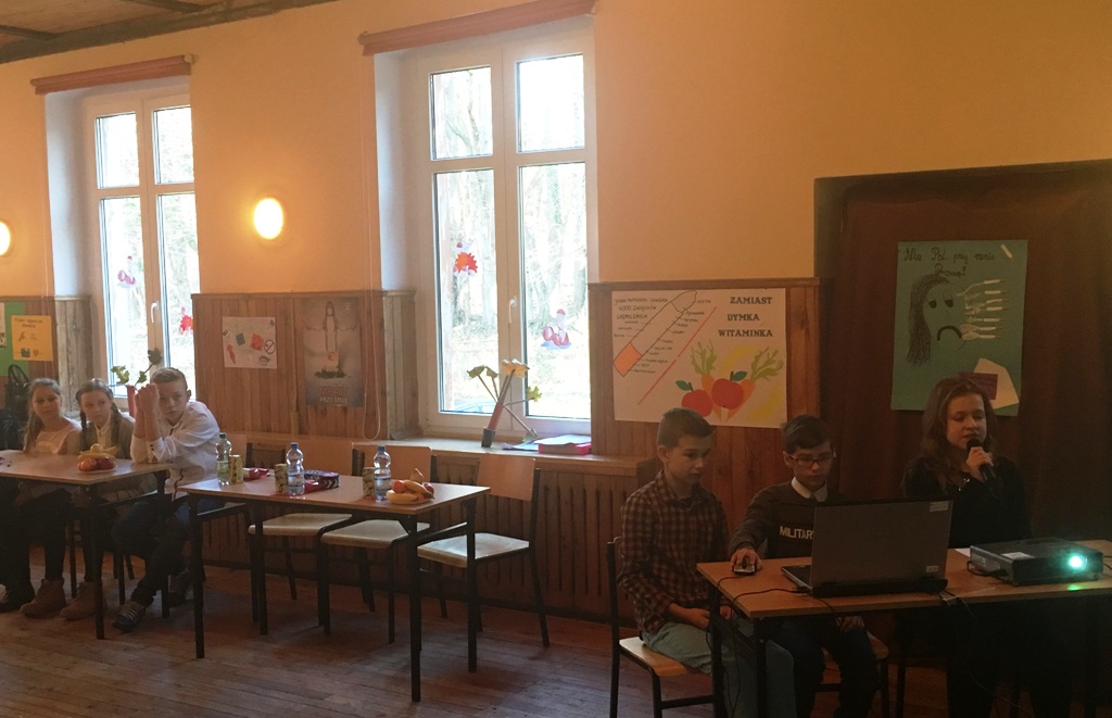 Uczniwoie podczas prezentacji (link prowadzi do powiększonej wersji zdjęcia)