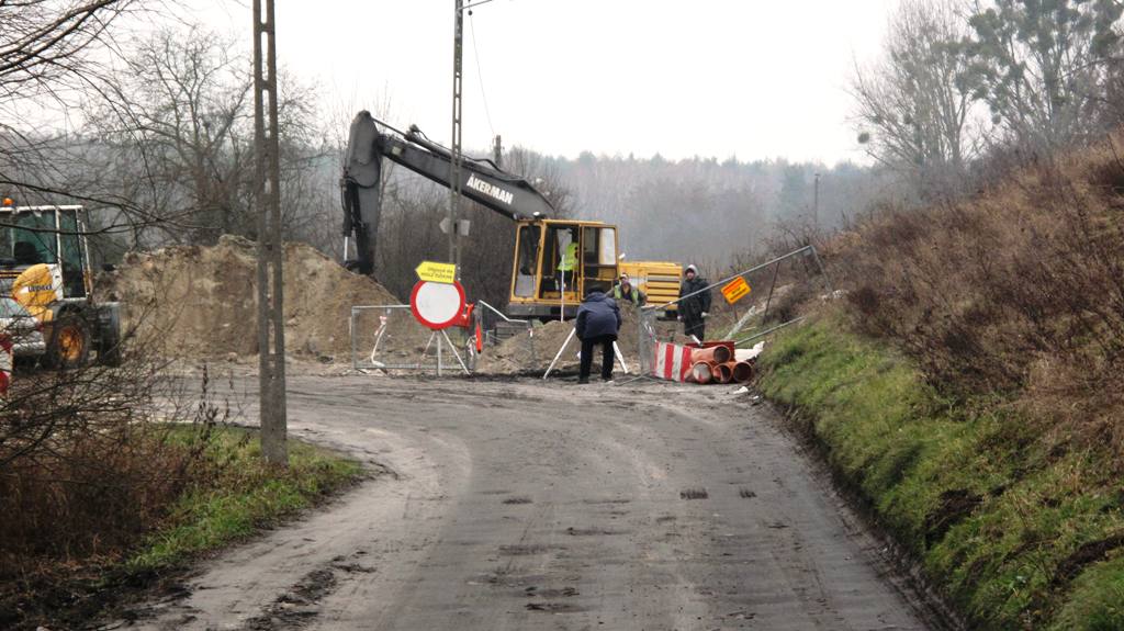 Mieszkańcy posesji powinni dojeżdzać objazdem ulicą Leśną (link prowadzi do powiększonej wersji zdjęcia)