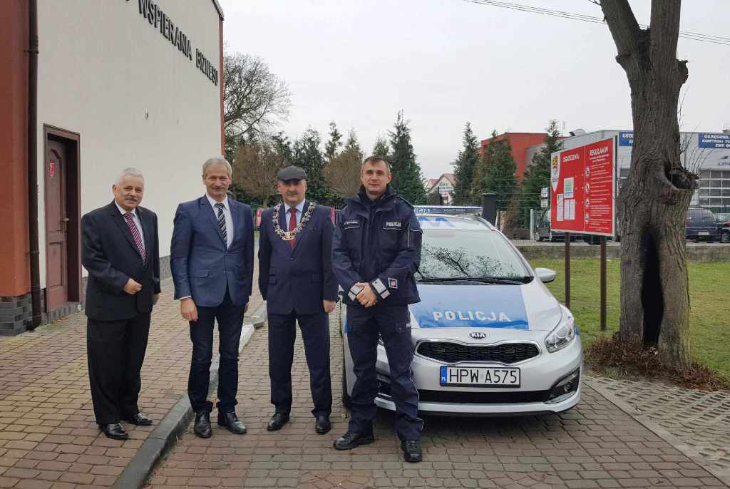 Przekazanie samochodu funkcjonariuszowi, od lewej: radny jan Sypniewicz, bursmistrz Piotr Downar, przewodniczący rady Paweł Chrobak, funcjonariusz policji z Dębna (link prowadzi do powiększonej wersji zdjęcia)
