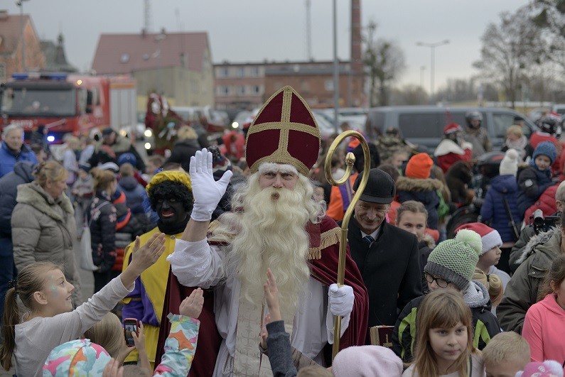 Mikołaj z Holandii z burmistrzem Dębna i czarnymi Piotrisuami przeciska się przez tłum dzieci (link prowadzi do powiększonej wersji zdjęcia)