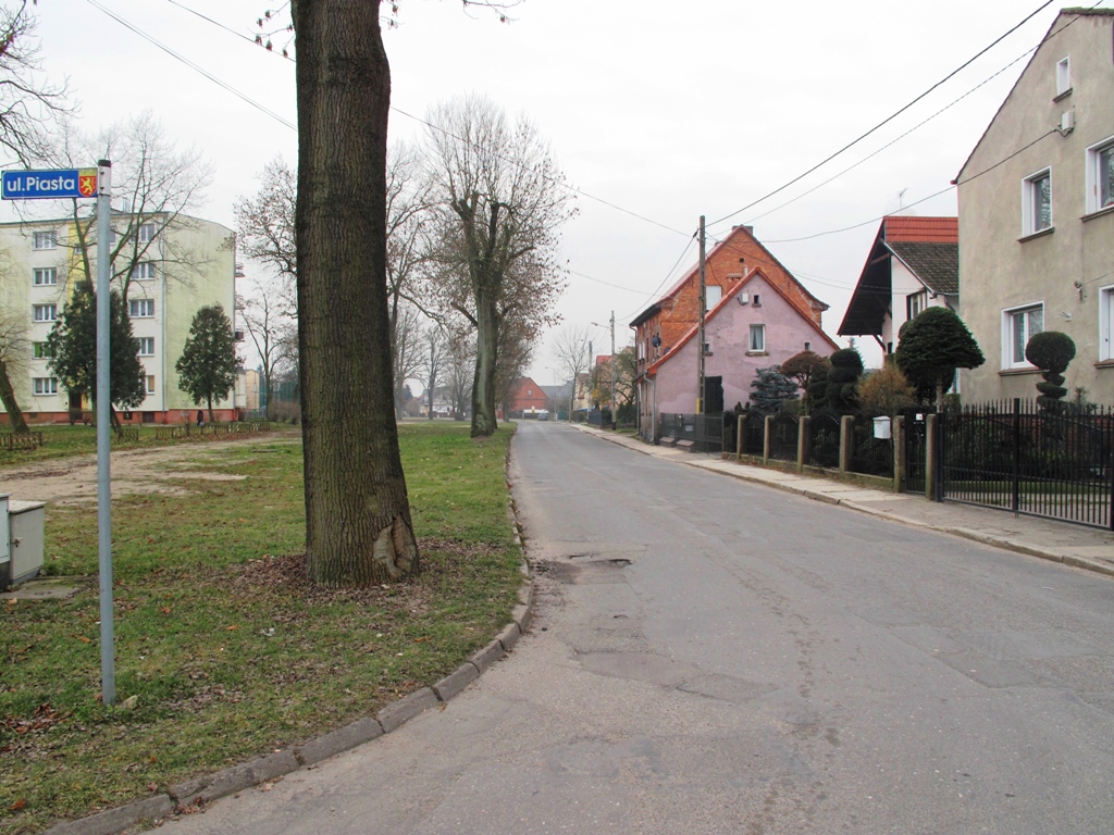Widok na ul. Wojska Polskiego od strony skrzyżowania z ul. Piasta.